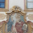 Frsco en la fachada de la servecera Dnde el Buey Negro en la Plaza de Loreto en cual San Lucs est retratando a La Virgen Mara