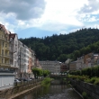 Vista al valle precioso rodeado de los bosques en cual se encuentra la ciudad maravillosa Karlovy Vary