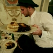 Se sirve el plato principal - pato horneado con bolas de harina (guarnici�n t�pica, tipo de pan hervido) y con chucr�t, la col fermentada roja - lombarga