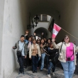 Con amigos viajeros bajando por el Barrio Pequeňo hacía el Niňo Jesús de Praga, fin del abril de 2014