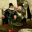 Primero se sirve el vino al emperador que abre la abundante cena de su corte imperial