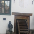 Ondino al lado de la rueda del antiguo molino