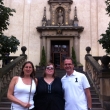 Con Blanca y Fernando, dos clientes muy simp�ticos que vinieron a Praga de Barcelona, delante de la iglesia del Ni�o Jes�s de Praga el 5 / 7 / 2014