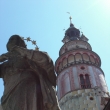 La estatua de la Virgen Mar�a con la torre del castillo