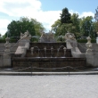 Fuente barroca en el jard�n franc�s